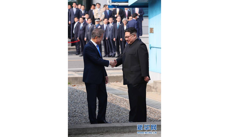 4月27日，朝鲜最高领导人金正恩（前右）与韩国总统文在寅在板门店握手。朝鲜最高领导人金正恩27日上午在板门店跨过军事分界线，与韩国总统文在寅会晤。 新华社发（韩朝首脑会晤媒体报道团供图）