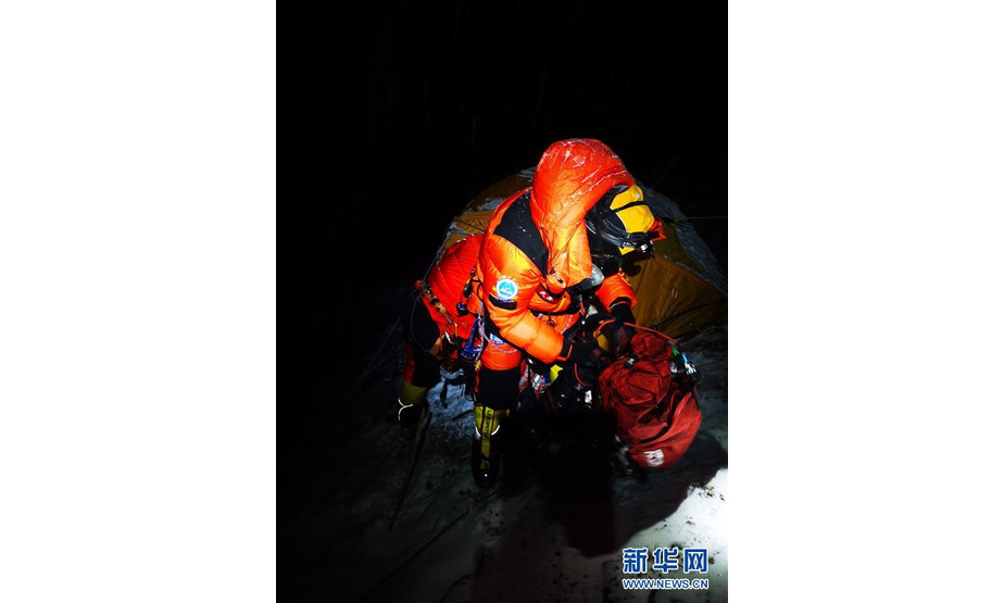 5月27日，2020珠峰高程测量登山队队员正在进行出发前的准备工作。 当日2时10分许，2020珠峰高程测量登山队8名队员陆续从海拔8300米的珠峰突击营地启程向顶峰进发。 新华社特约记者 扎西次仁 摄