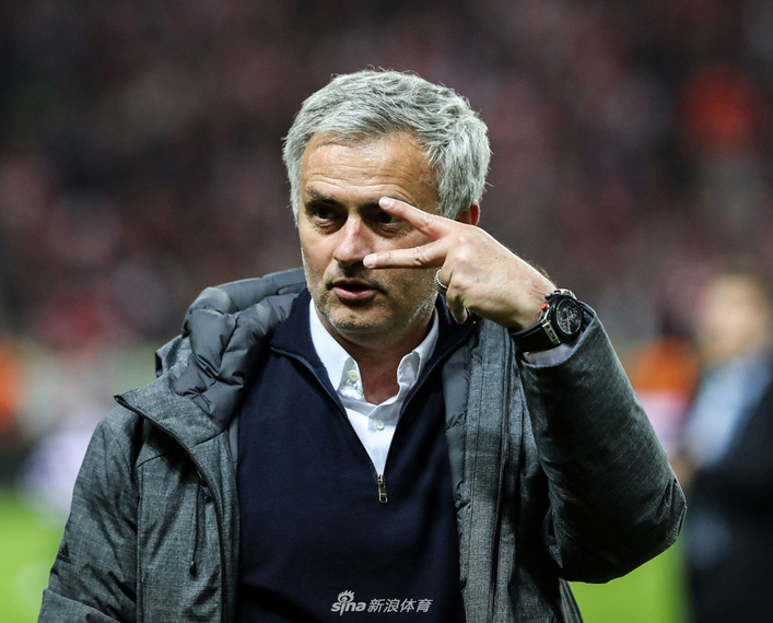 穆里尼奥夺冠后贡献表情包 剪刀手双V手势