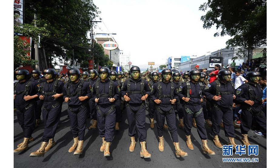 9月15日，在萨尔瓦多首都圣萨尔瓦多，士兵参加独立日庆祝活动。 萨尔瓦多15日举行活动庆祝独立日。 新华社发（亚历山大·培尼亚摄）