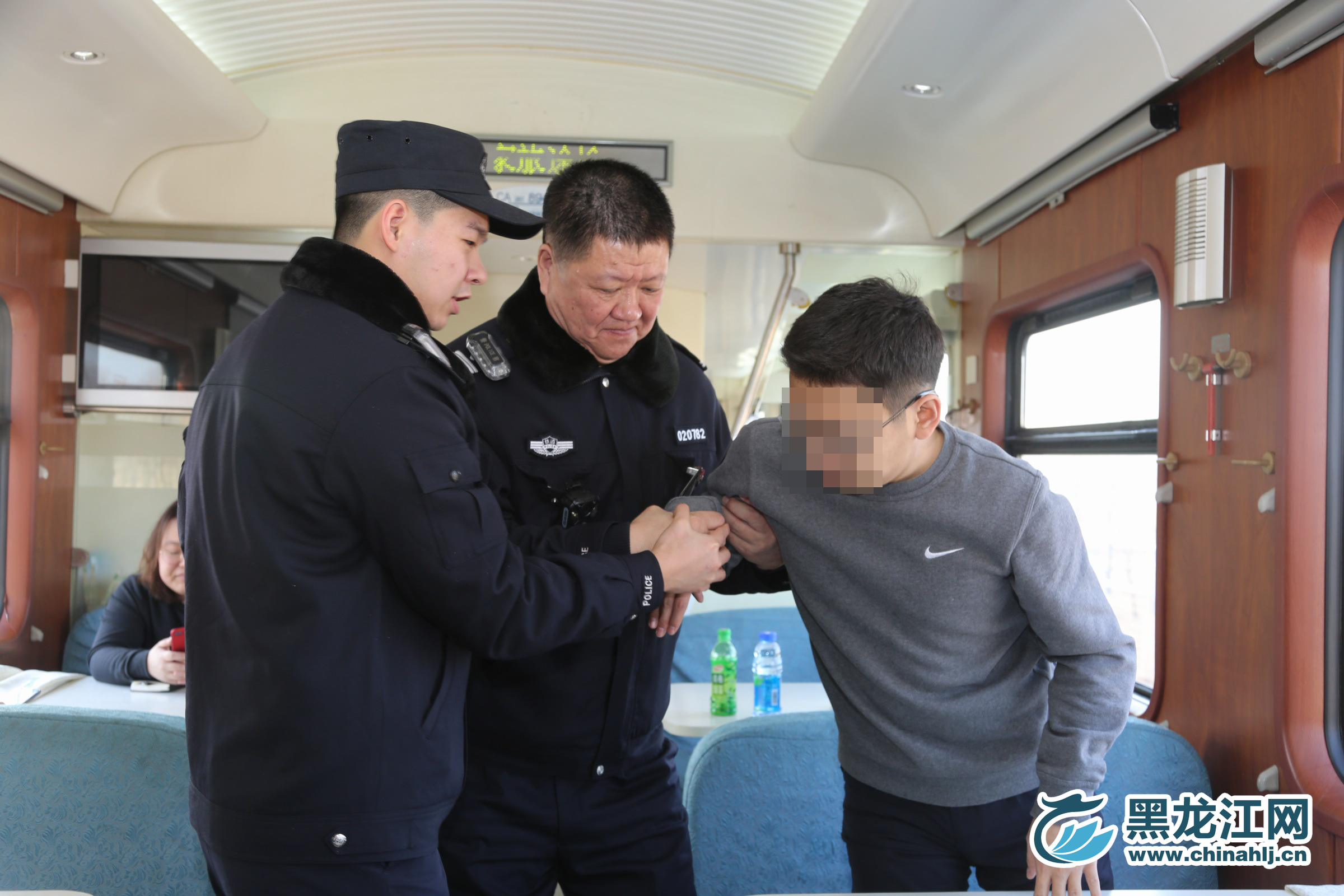 哈铁公安处哈尔滨乘警支队乘警在哈尔滨开往海口的列车上开展处置霸座警情实现演习。石启立 摄