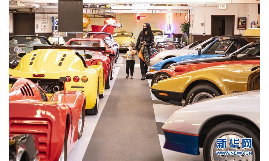 新华社照片，芝加哥，2020年10月26日 （国际）（5）走进美国芝加哥克莱尔蒙特汽车博物馆 10月25日，在美国芝加哥，一名女子带着孩子在克莱尔蒙特汽车博物馆参观。 克莱尔蒙特汽车博物馆是一家私人博物馆，收藏陈列有300多辆不同年代的经典汽车，为参观者呈现出汽车产业的发展史。 新华社发（乔尔·莱纳摄）