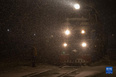 11月22日凌晨，在鸡西站西场，工作人员进行编组作业。<br/><br/>　　黑龙江省鸡西市气象局于11月22日03时50分将暴雪橙色预警信号升级为暴雪红色预警信号。为保障当地物资运输畅通、居民出行便利，鸡西市相关部门迅速组织除雪力量，一夜无眠的“逆行者”在暴雪中用自己的辛苦付出，保障城市有序运转和居民正常生活。<br/><br/>　　新华社记者 张涛 摄