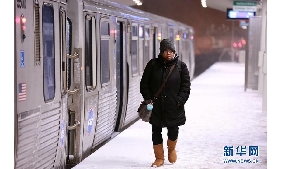 1月17日，在美国芝加哥，一名女子在地铁站台上行走。 美国芝加哥当日遭暴风雪袭击，地面积雪严重，影响交通和出行。 新华社记者 汪平 摄