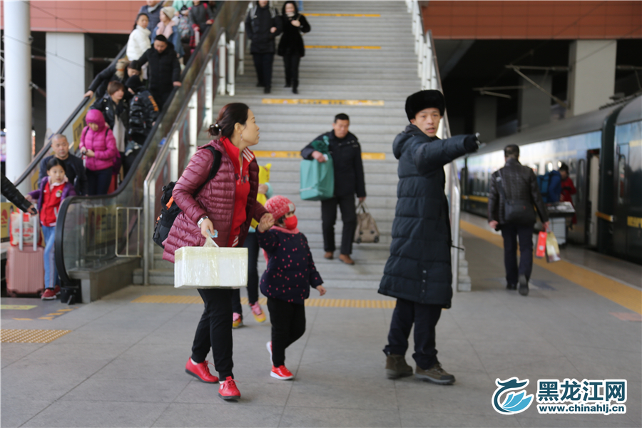 车站引导人员正在为旅客服务。 石启立 摄