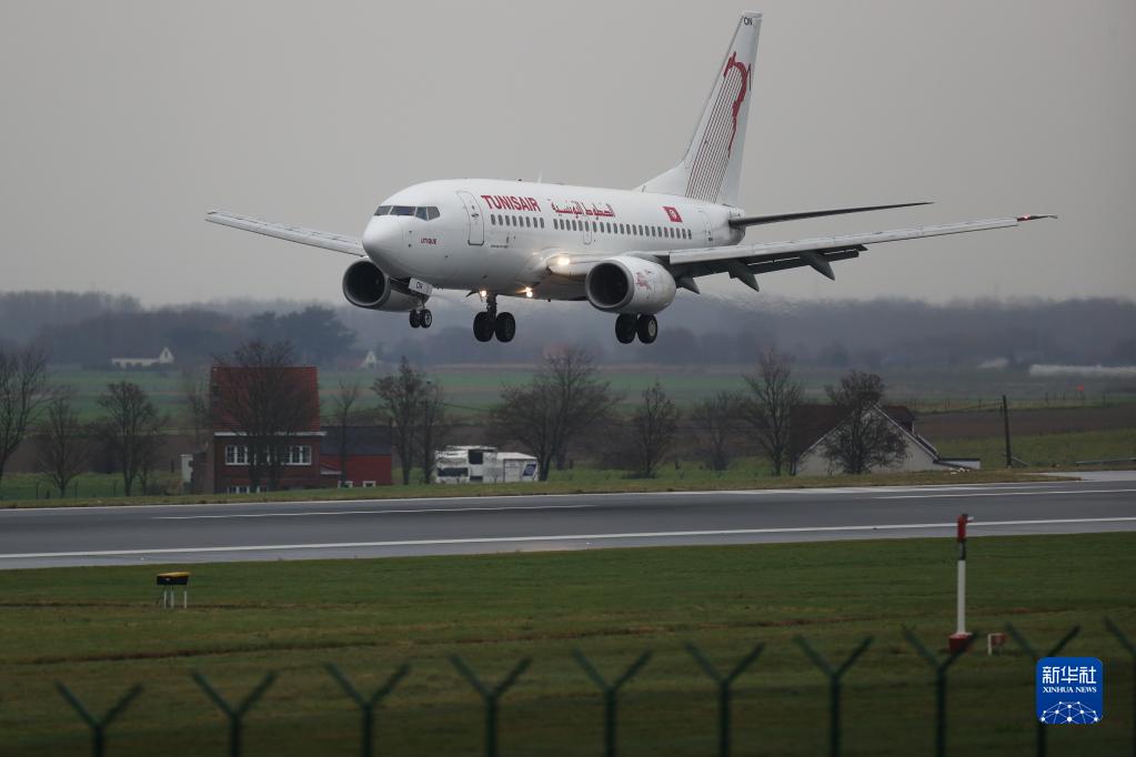 11月30日，一架突尼斯航空的航班即将降落在比利时布鲁塞尔附近的扎芬特姆机场。

　　新冠病毒奥密克戎变异株正在全球引发高度关注。世界卫生组织11月29日说，新冠变异病毒奥密克戎毒株在全球范围造成感染病例激增的风险“非常高”，并可能给部分地区带来“严重后果”。目前，多个国家和地区陆续通报发现奥密克戎毒株感染或疑似病例。新华社记者 郑焕松 摄