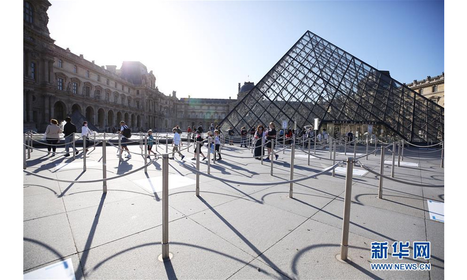 7月6日清晨，人们在法国巴黎卢浮宫博物馆外排队等待进入。 因新冠病毒疫情关闭3个多月后，法国卢浮宫博物馆于6日重新开放。 新华社记者 高静 摄