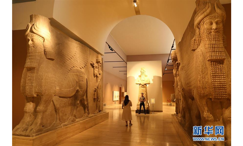 9月19日，游客在位于巴格达的伊拉克博物馆参观。 位于巴格达的伊拉克博物馆始建于20世纪20年代，是世界上最重要的馆藏美索不达米亚文明文物的博物馆，珍藏着古代两河流域苏美尔、亚述、巴比伦等历史时期的瑰宝。2003年伊拉克战争爆发后，博物馆遭到洗劫和破坏，大量珍贵文物丢失。2015年2月，伊拉克博物馆重新开放。 新华社记者 张淼 摄