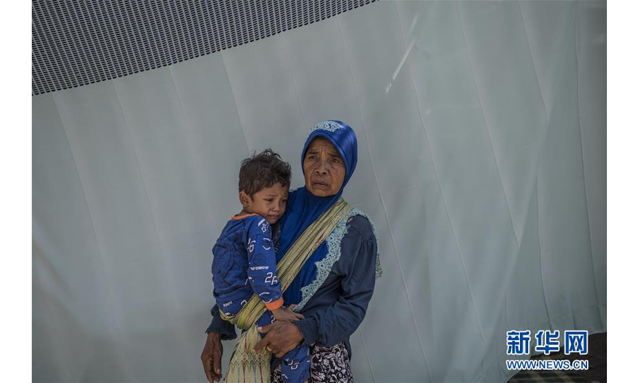 8月8日，在印度尼西亚龙目岛地震灾区，因医院倒塌，灾民在帐篷外等待接受治疗。  新华社记者吕小炜摄