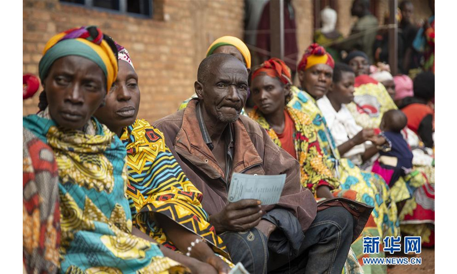 5月20日，在布隆迪中部的基特加省，选民在一处投票站排队等待投票。 中非国家布隆迪20日举行总统、国民议会和地方选举。 新华社发（埃夫拉尔·恩根达库马纳摄）