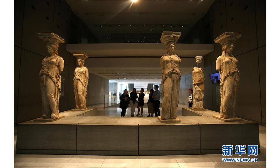 这是11月7日在希腊雅典卫城博物馆拍摄的女像柱。 雅典卫城博物馆的前身于1886年建于卫城山丘，距卫城300米的新馆在2009年正式开放，馆内保存着女像柱、帕特农神庙雕塑等名作。 新华社发（马里奥斯·罗洛斯 摄）