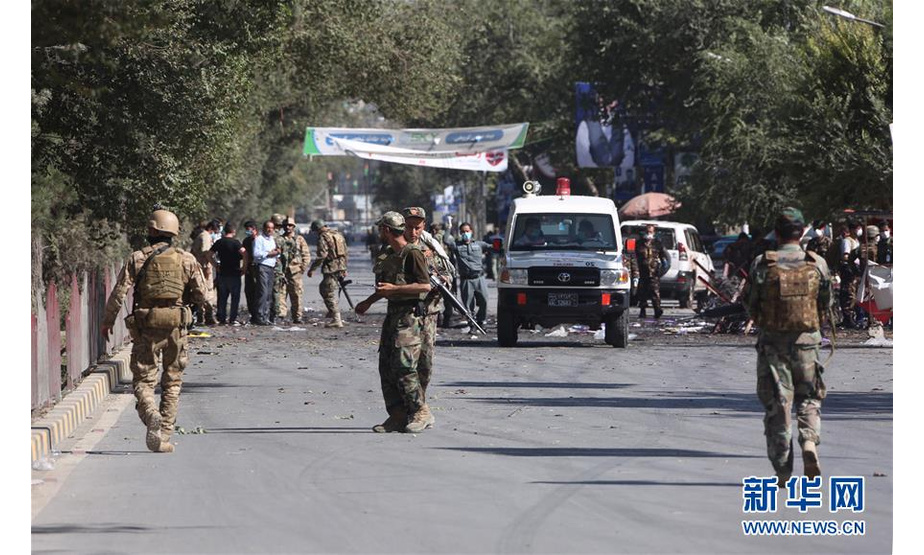 9月17日，在阿富汗首都喀布尔，急救车抵达发生爆炸的地点。 阿富汗警方发言人17日说，阿首都喀布尔第9警区美国大使馆附近发生一起爆炸，目前伤亡情况不明。 新华社发（拉赫马图拉·阿里扎达摄）