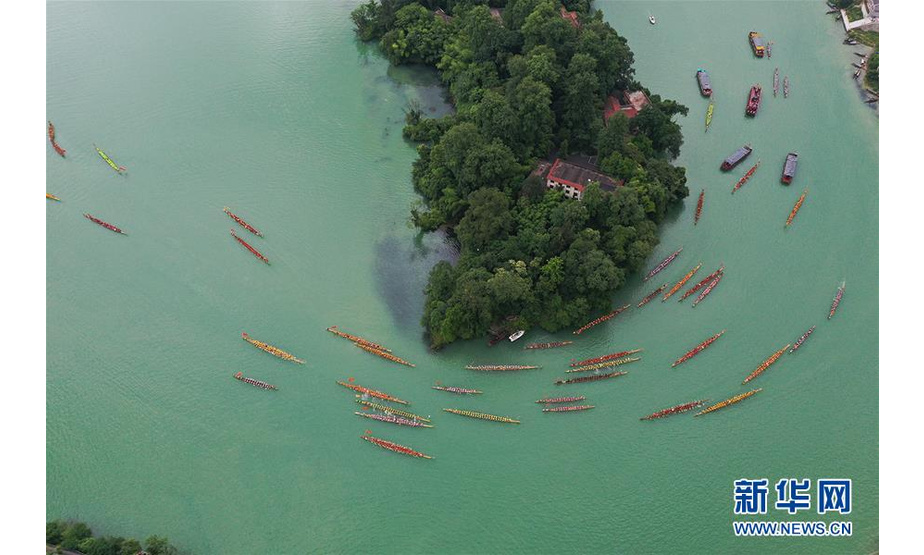 6月5日，人们在贵州省铜仁市碧江区锦江河上参加龙舟巡游活动（无人机拍摄）。 新华社发（伍卫东摄）