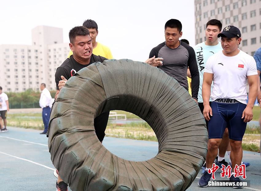 6月29日，吉林省体育局重竞技运动管理中心举办体能大比武。举重、摔跤、柔道等项目的110名运动员参加比武。比武项目包括翻轮胎、4X100米接力等。该中心表示，体能是赛场的入场券，对重竞技项目来说，实现成绩突破必须筑牢体能基础。在翻轮胎项目，女运动员所用轮胎重100公斤。 陈建军 摄