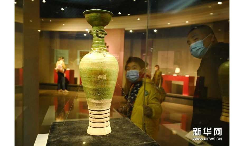1月17日，观众在观看展出的绿釉凤首瓶。新华社记者 林善传 摄
