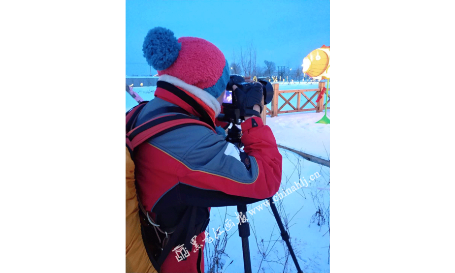 道里区创建国家公共文化服务体系示范区采风行活动走进长岭湖，在寒风凛冽中，摄影师们冒着严寒拿着相机记录着长岭湖的美景。