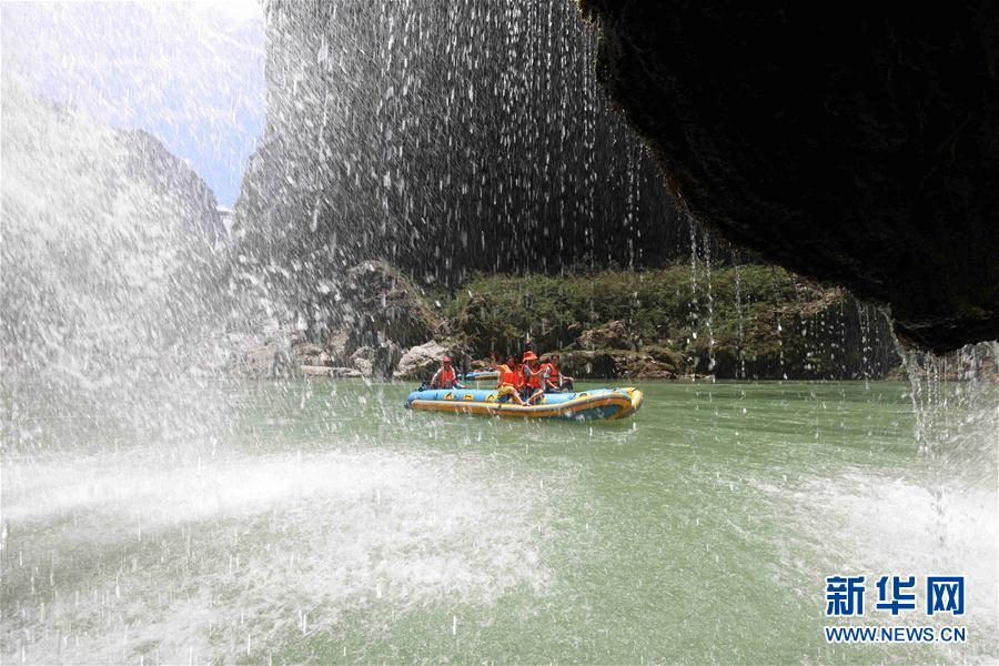 8月4日，游客在湖南省张家界市“百里画廊”茅岩河景区体验水上漂流项目。 连日来，湖南省张家界市出现持续高温晴热天气。张家界“百里画廊”茅岩河景区水上漂流避暑休闲项目受到游客青睐，人们在高山峡谷间的茅岩河上漂流冲浪，乐享夏日清凉。 新华社发（吴勇兵 摄）