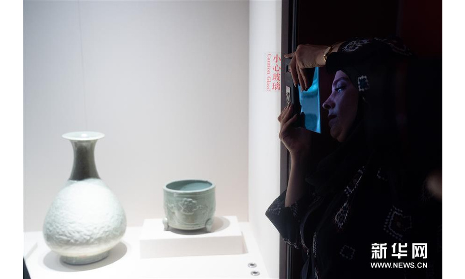 7月15日，观众参观展览。 当日，“天下龙泉——龙泉青瓷与全球化”展览在北京故宫博物院开幕。展览以龙泉青瓷为视角阐述中外文化的交流、互鉴与发展，展出来自42家国内外文博机构的833件（组）文物。 新华社记者 金良快 摄