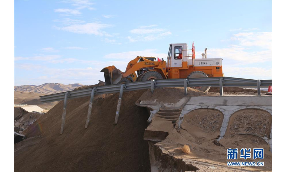 7月7日，甘肃省酒泉公路局机械在水毁路段填筑路基。 新华社发（李亚宁 摄）
