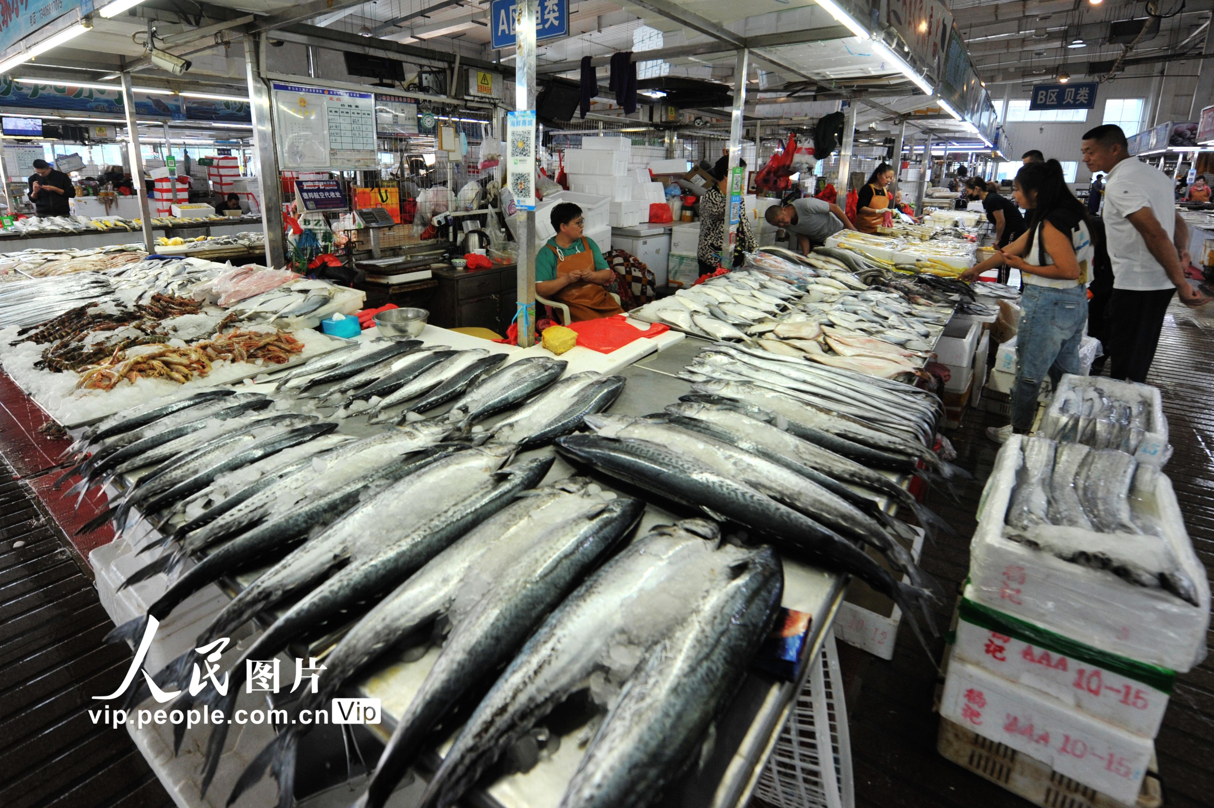 2020年9月14日，黄渤海伏季休渔结束两周，山东省青岛市城阳区海鲜市场摆满各种新鲜海鱼、螃蟹、贝类等海产。随着秋捕产量提高，各类海鲜价格逐渐回落，吸引不少消费者前来购买尝鲜。王海滨/摄