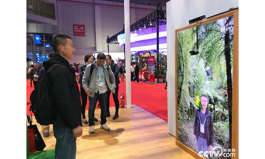 新西兰展馆利用新技术让观众如置身鸟儿盘旋的森林，扫描二维码还可以将互动视频分享到朋友圈。
