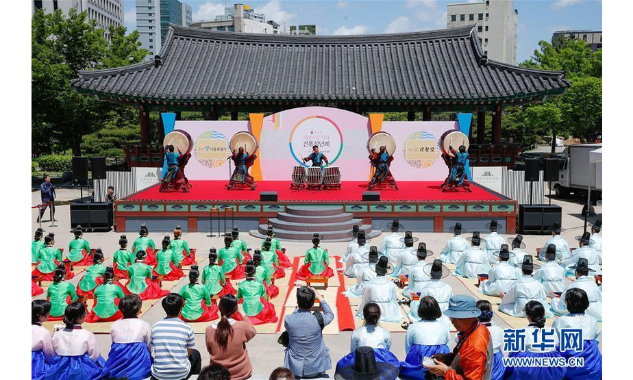 5月20日，在韩国首尔，韩国学生身穿传统韩服参加成人仪式。当日，部分即将成年的学生在首尔参加传统成人仪式。在韩国，虚岁20即为成年。韩国成人礼深受中国儒家传统文化礼仪的影响，从高丽时代开始就有了分别为男女青年举行“冠礼”和“笄礼”的风俗。1985年，韩国政府将每年5月第3周的星期一定为“成年日”。为了使仪式最大限度保持原汁原味，弘扬和传承传统文化，1999年韩国对成人礼进行了标准化规定，分为相见礼、三加礼、醮礼以及成年宣言等内容。新华社记者 王婧嫱 摄
