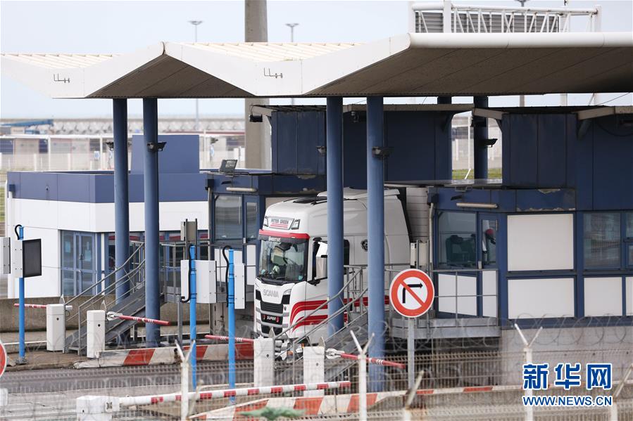 1月31日，在法国加来港，货车进入检查站。加来位于英吉利海峡最窄处，与英国隔海相望。新华社记者 高静 摄