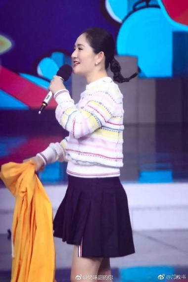 辣妈谢娜产后复出路透图曝光 脸庞圆润四肢仍