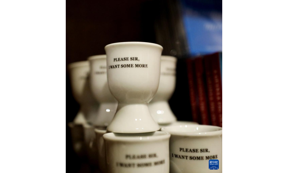 这是11月16日在英国伦敦狄更斯博物馆纪念品店拍摄的杯子，上面写着《雾都孤儿》中的名句“先生，请再给我一些”。新华社记者 李颖 摄