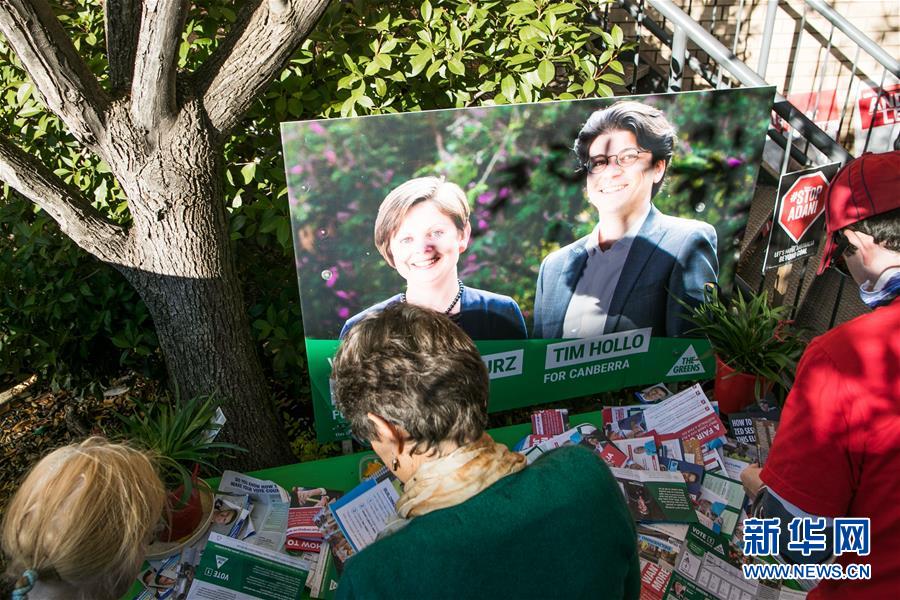 5月14日，在澳大利亚堪培拉的贝尔康嫩社区服务中心，志愿者整理联邦议会选举候选人的宣传材料。 澳大利亚2019年联邦议会选举将于5月18日举行投票，因特殊原因无法在当天投票的选民，可从4月29日起前往提前投票点进行投票。澳大利亚每三年举行一次联邦议会选举。今年大选将改选全部151个众议院议席、以及76个参议院议席中一半的席位。 新华社发（梁天舟摄）
