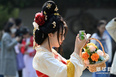 3月14日，参加花朝节的女士在活动现场拍照。新华社记者姜克红摄