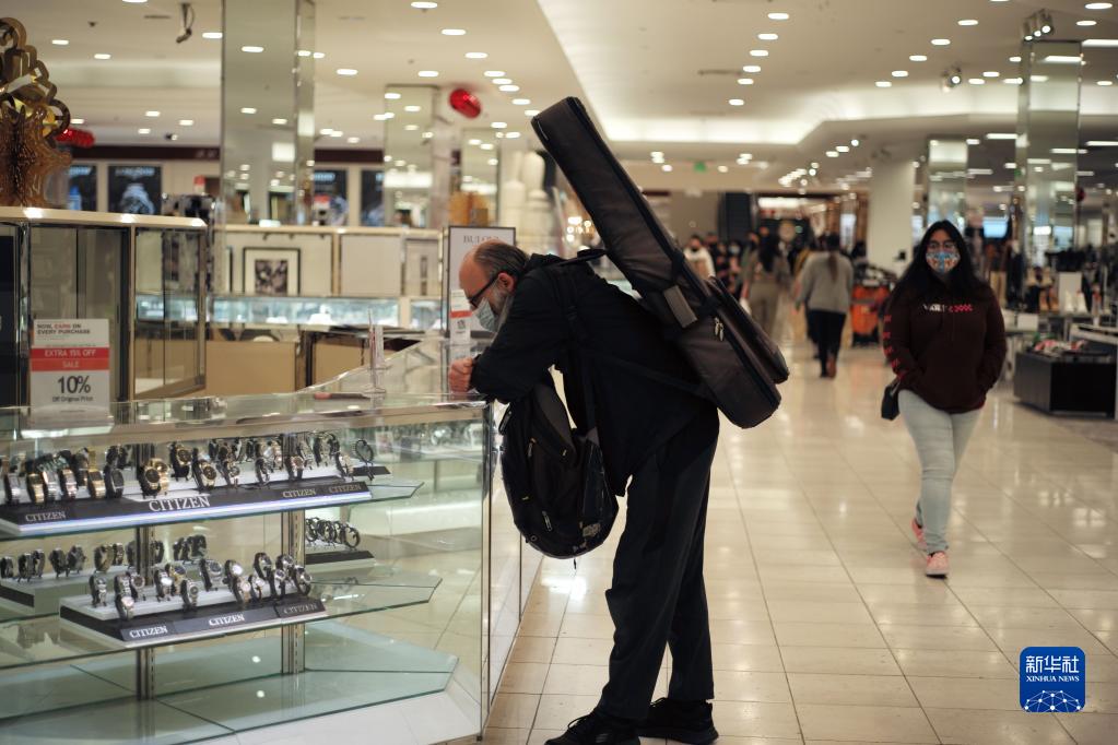 12月26日，一名男子在美国旧金山湾区圣克拉拉一家购物中心购物。

　　近期，变异新冠病毒奥密克戎毒株在美国加速传播，美国多项疫情指标严重反弹。圣诞购物季期间，疫情防控难度进一步增大。

　　新华社记者 吴晓凌 摄