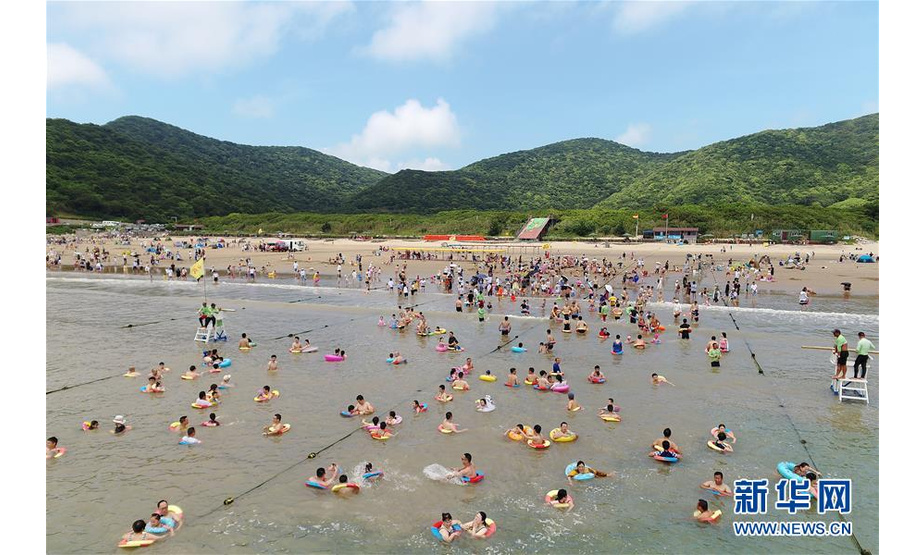 8月2日，人们在浙江省舟山市朱家尖里沙海滩游玩。 新华社发（姚峰 摄）