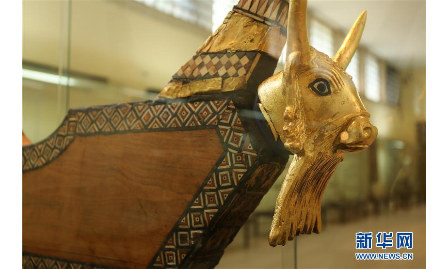 这是9月19日在伊拉克巴格达拍摄的伊拉克博物馆镇馆之宝之一——苏美尔时期的牛头竖琴。 位于巴格达的伊拉克博物馆始建于20世纪20年代，是世界上最重要的馆藏美索不达米亚文明文物的博物馆，珍藏着古代两河流域苏美尔、亚述、巴比伦等历史时期的瑰宝。2003年伊拉克战争爆发后，博物馆遭到洗劫和破坏，大量珍贵文物丢失。2015年2月，伊拉克博物馆重新开放。 新华社记者 张淼 摄
