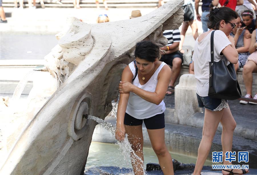 8月12日，在意大利首都罗马，一名女子用水打湿双臂降温消暑。 当日，罗马最高气温达到37摄氏度，体感温度更是一度突破40摄氏度。 新华社记者程婷婷摄