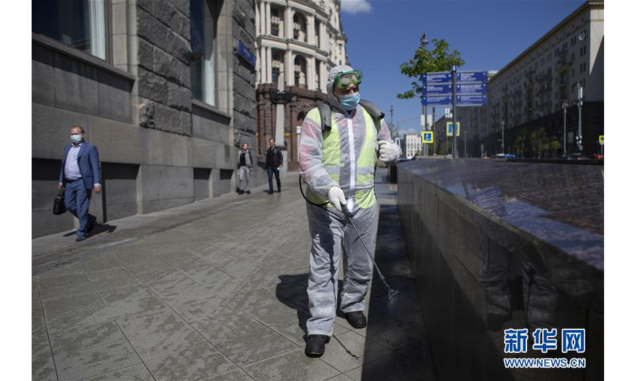 5月28日，在俄罗斯首都莫斯科市中心，工作人员进行消毒作业。新华社发（亚历山大摄）