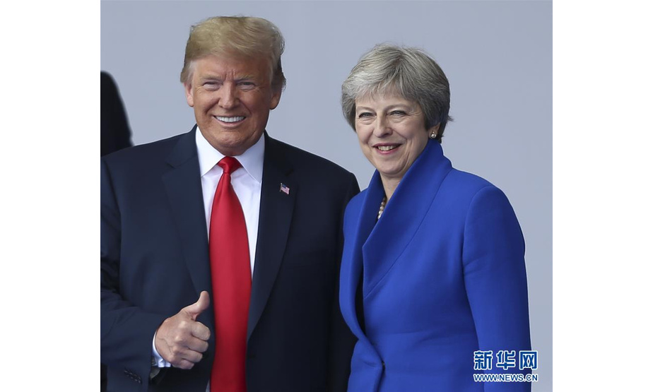 7月11日，在比利时布鲁塞尔北约总部，美国总统特朗普（左）与英国首相特雷莎·梅出席北约峰会开幕式。新华社记者叶平凡 摄