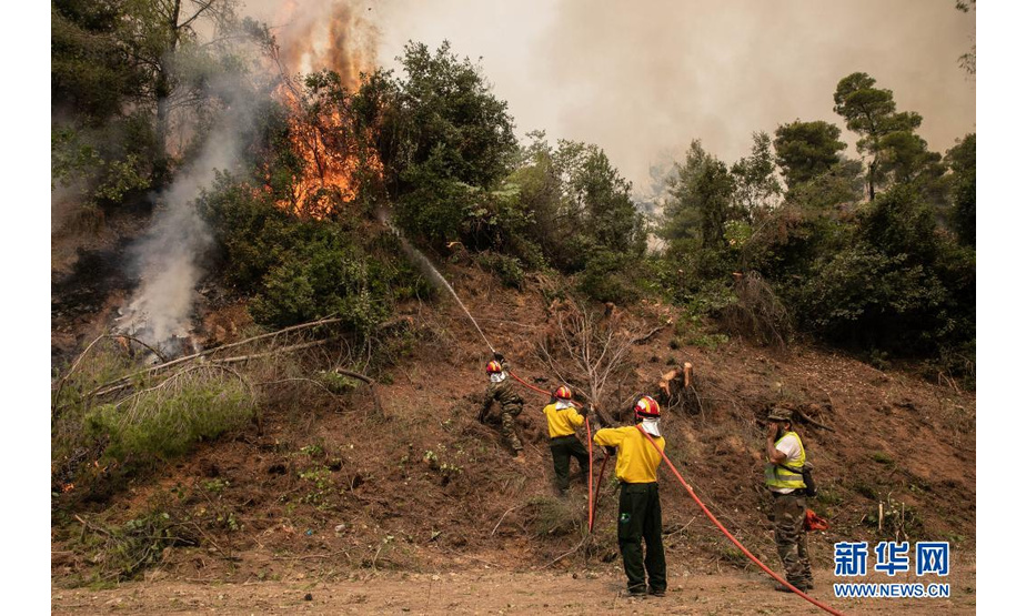 8月5日，消防员在希腊埃维亚岛的山火现场灭火。

　　希腊总理基里亚科斯·米佐塔基斯5日表示，在经历多日极端高温天气后，希腊正在应对多起山火，形势“极其危急”。

　　新华社发（莱夫泰里斯·帕特萨利斯摄）