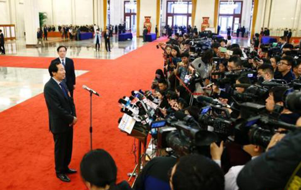  两会“部长通道”新气象：提问先扫码 网络全程播