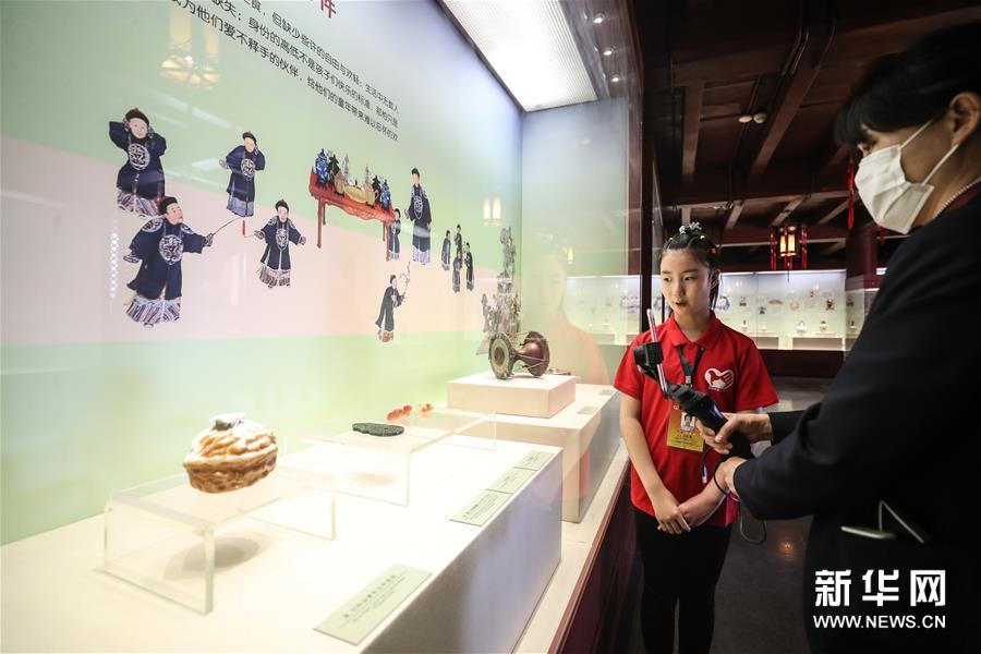 6月1日，小志愿者于冰清在沈阳故宫博物馆内通过直播向观众讲解“古趣童心——清宫文物中的儿童世界”展览。新华社记者 潘昱龙 摄