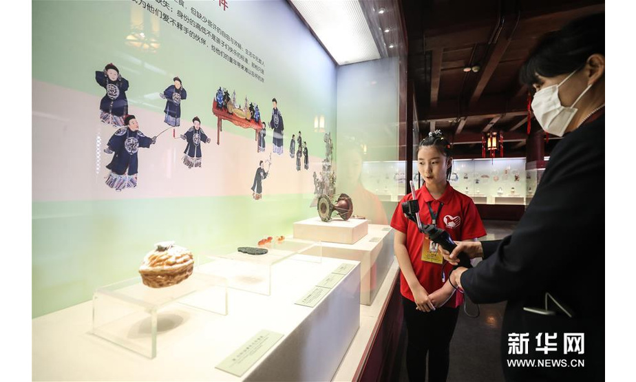 6月1日，小志愿者于冰清在沈阳故宫博物馆内通过直播向观众讲解“古趣童心——清宫文物中的儿童世界”展览。新华社记者 潘昱龙 摄