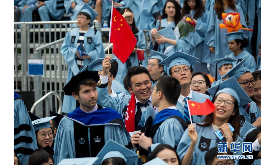 5月16日，在美国纽约，毕业生在哥伦比亚大学毕业典礼上手持中国国旗。当日，哥伦比亚大学举行2018年毕业典礼，学生、教职人员和毕业生家属等逾3.5万人参加。2018年哥伦比亚大学的毕业生超过1.5万名。新华社发（郭克摄）