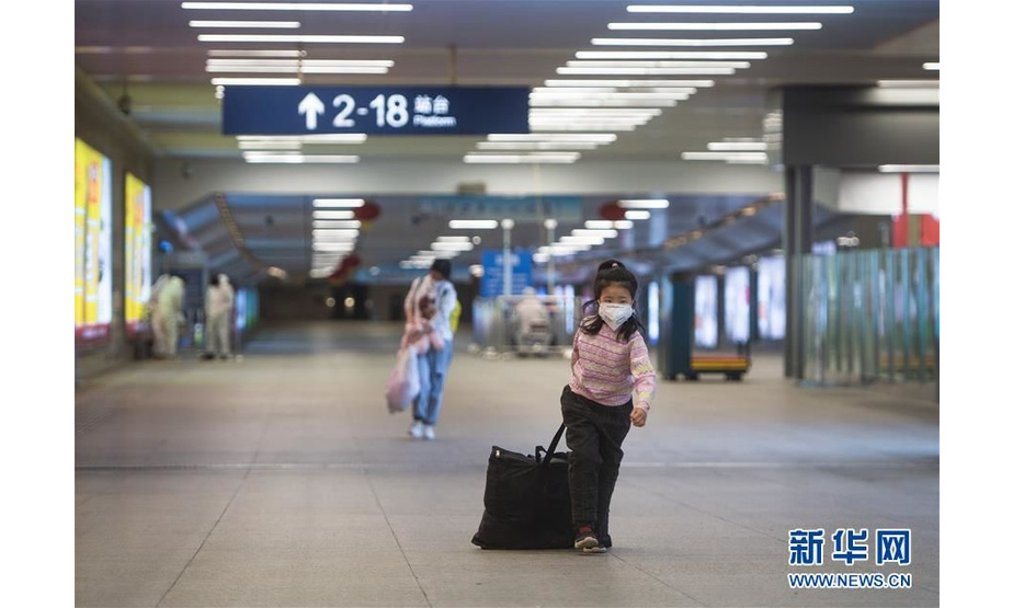 武汉恢复铁路客站到达业务当天，在武汉汉口火车站，一名小女孩拉着行李走在家长的前面（3月28日摄）。 新华社记者 肖艺九 摄