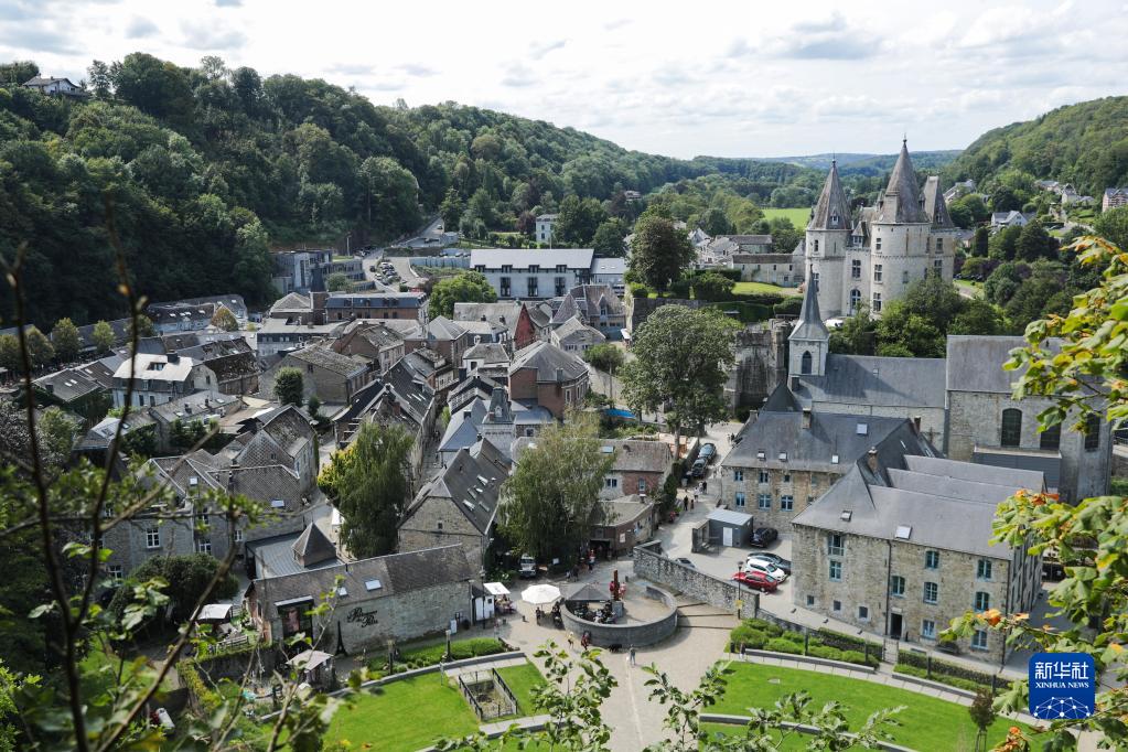 这是8月21日拍摄的比利时小城迪尔比。

　　迪尔比是一座位于比利时阿登山区的古老小城。时下正值旅游旺季，这里独具特色的城市风貌和自然风光吸引了不少游客。

　　新华社记者 郑焕松 摄