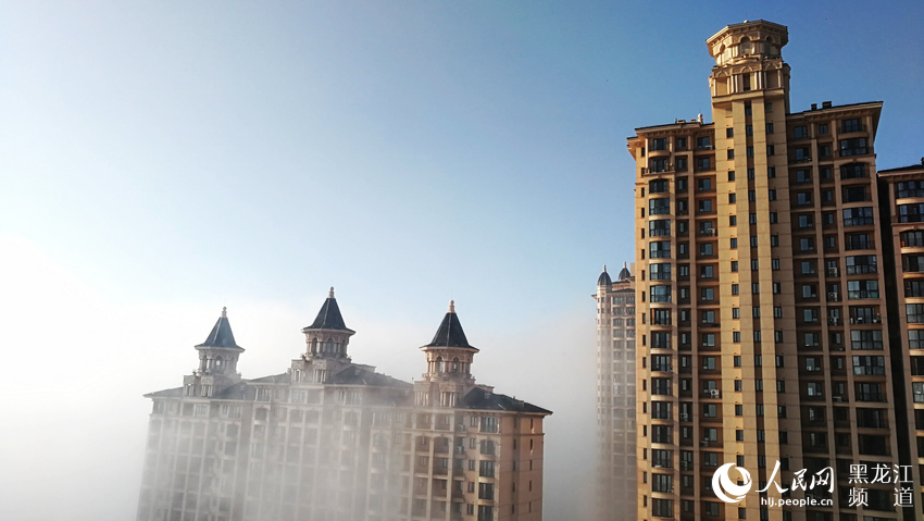 人民网哈尔滨9月14日电 哈尔滨市气象台9月14日6时30分发布大雾黄色预警信号：目前哈尔滨市主城区、呼兰、双城已出现能见度小于500米的雾，局地能见度不足200米。预计今天上午以上区域雾将持续；其它区县市有轻雾，请注意交通安全。

据气象专家分析，因水汽大，风小，夜间温度降下来，一冷却就使得近地面空气中的水汽在后半夜到早晨达到饱和而凝结成小水珠，形成雾。随着白天太阳的照射，温度回升，雾将消散了。