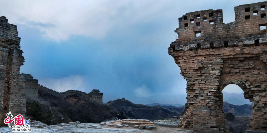 金山岭俯阅中华千古流，古长城仰承华夏万世秋。