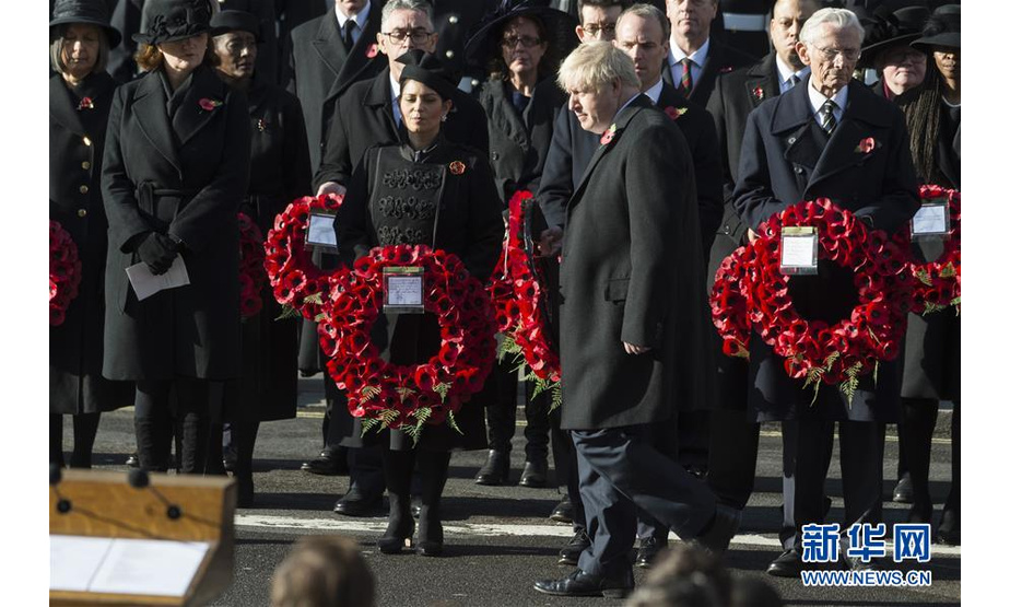 11月10日，在英国伦敦，英国首相鲍里斯·约翰逊（前）出席国家停战纪念日活动。新华社发（雷伊·唐摄）
