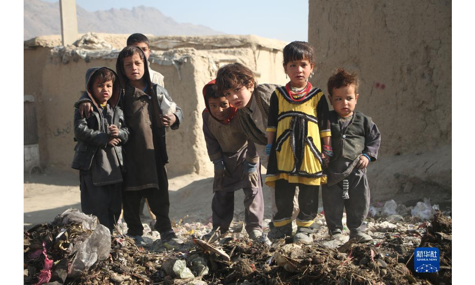 这是11月20日拍摄的生活在阿富汗首都喀布尔一处流离失所者营地的儿童。新华社发（塞夫拉赫曼·萨菲摄）