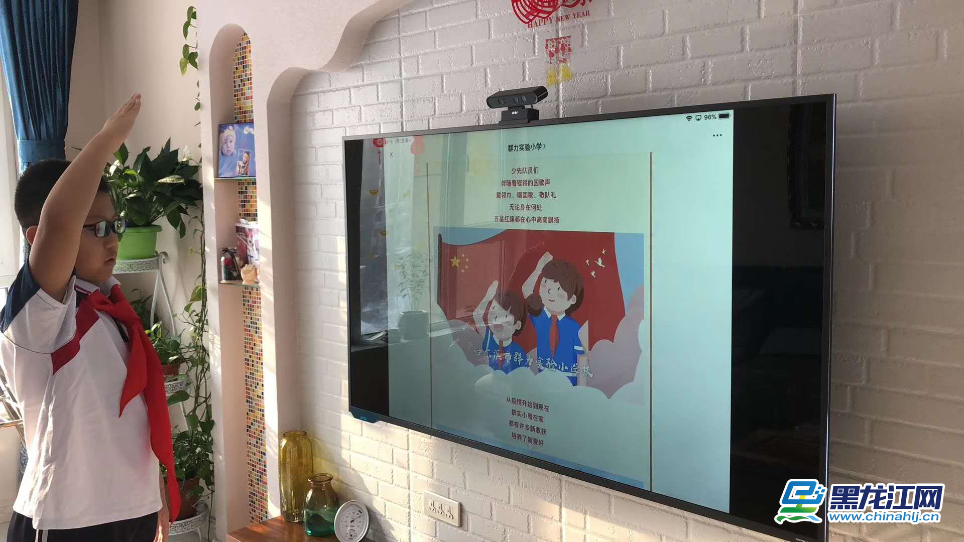 3月2日，黑龙江省春季新学期开学第一天，全省各地中小学举行线上升旗仪式，鼓励学生在疫情中做好防护，认真学习，做到“停课不停学”。图为哈尔滨市群力实验小学校小学全体师生举行“停课不停学 做抗疫小战士”线上“云”升旗仪式。