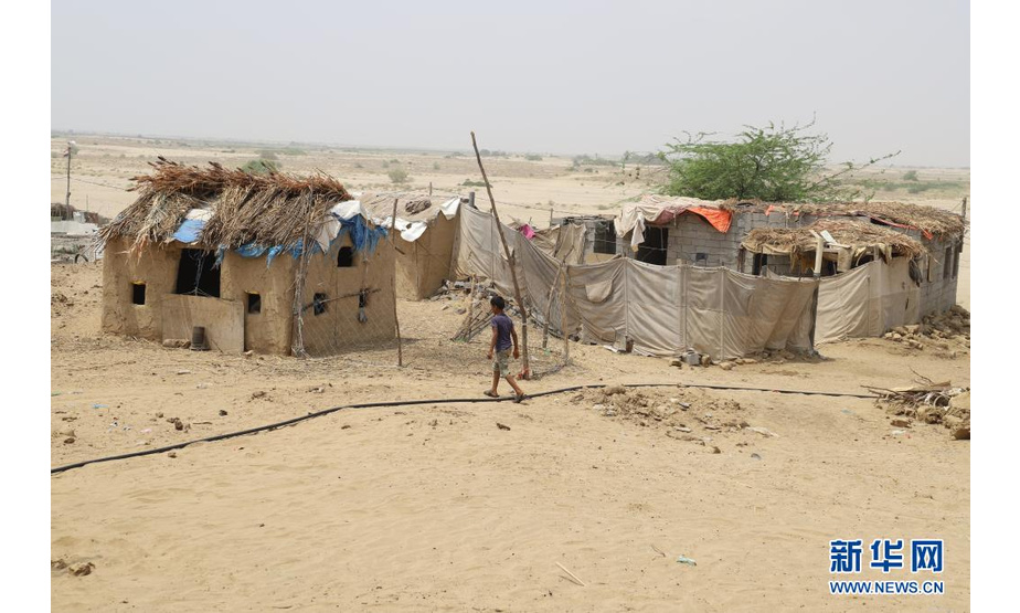 6月17日，一名儿童走过也门北部哈杰省的一座难民营。

　　连续的高温天气和人道主义物资的缺乏使得也门北部哈杰省的流离失所者生活愈发艰难。也门内战爆发以来，至少500万人被迫流离失所。新华社发（阿尔瓦菲摄）